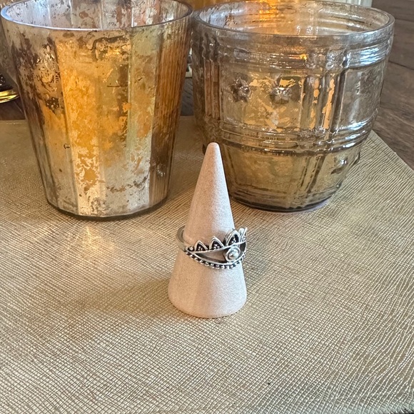 NEW ring silvery ring
size 6.5
Mix and match
silvery metal
Ornate, vintage look - Picture 3 of 3